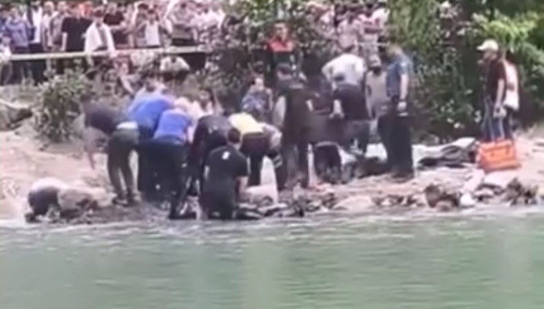 Serinlemek için dereye giren çocuk boğuldu