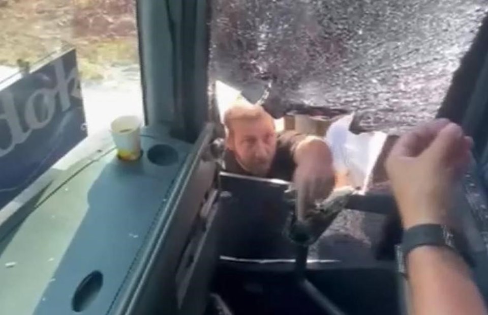 Turistleri taşıyan tur otobüsünde korku dolu anlar! Taşla saldırıp şoförün başını yardılar - 1