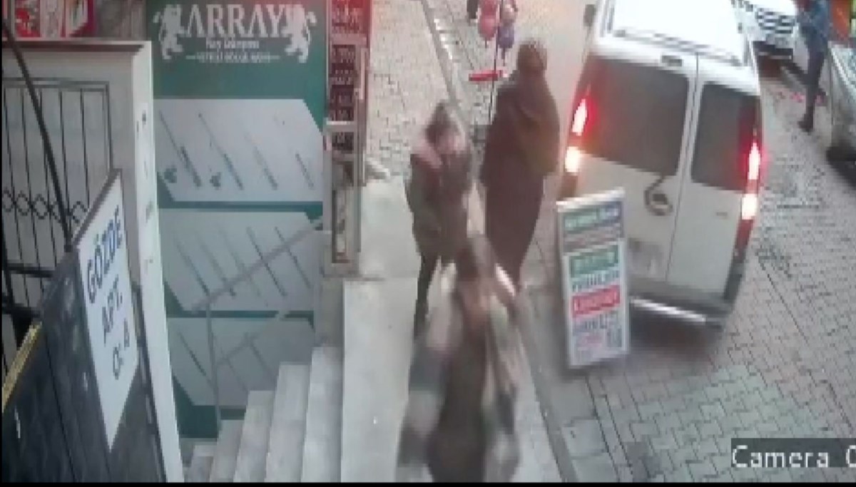 Fren yerine gaza bastı, iki öğrenci son anda kurtuldu Fren yerine gaza bastı, iki öğrenci son anda kurtuldu