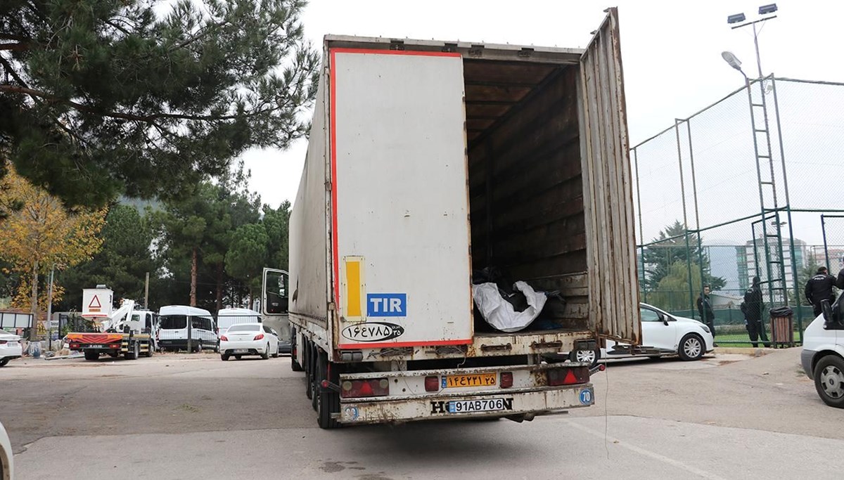 TIR dorsesinden 23 göçmen çıktı TIR dorsesinden 23 göçmen çıktı