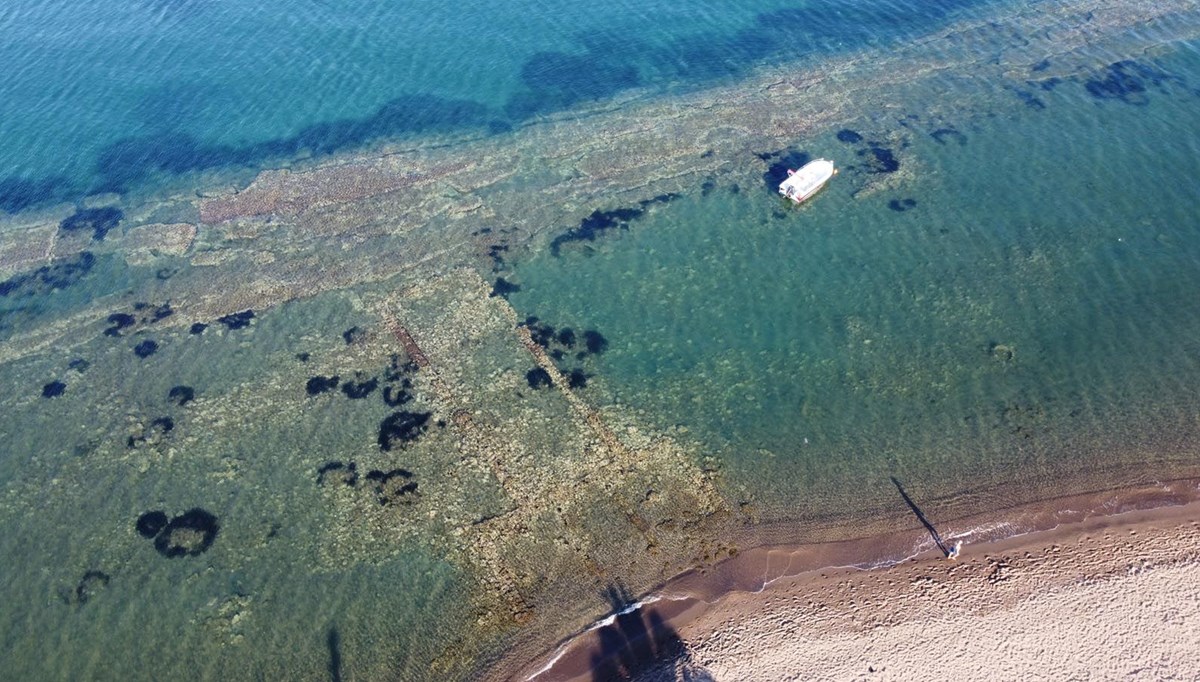 Dikili’de yüzerken Atarneus Antik Kenti'nin limanını buldu