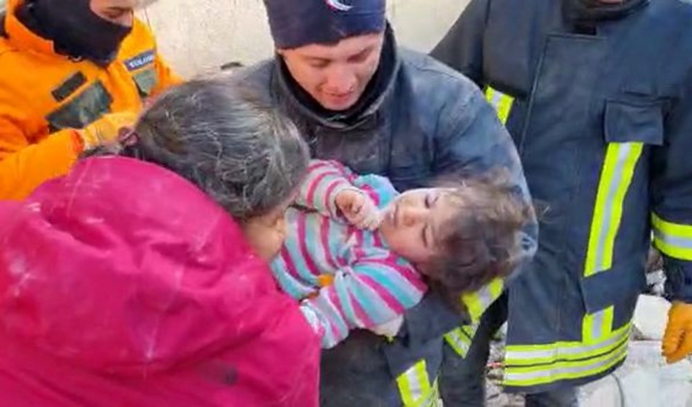 Enkaz altındakiler için zamana karşı yarış - 25