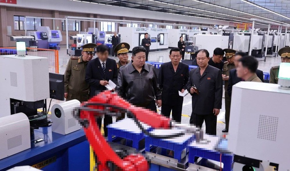 Kim Jong-Un silah fabrikalarını denetledi: Deneme atışında hedefi 12'den vurdu - 7