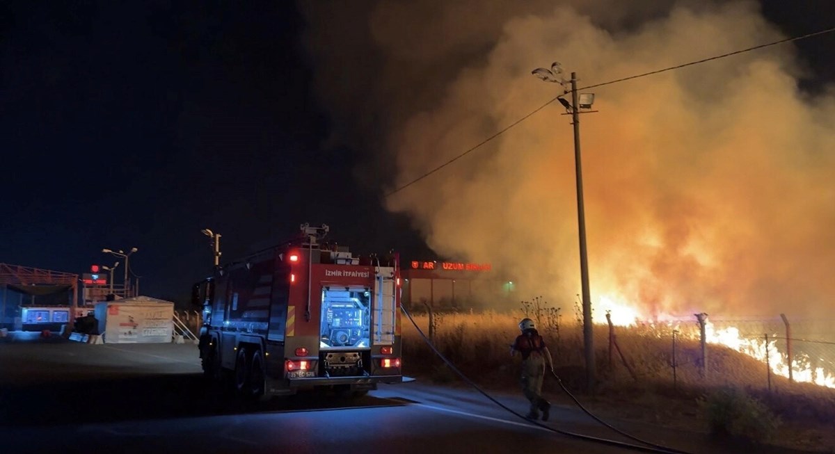 Otluk alanda çıkan yangının yola sıçramaması için yoğun çaba gösterildi