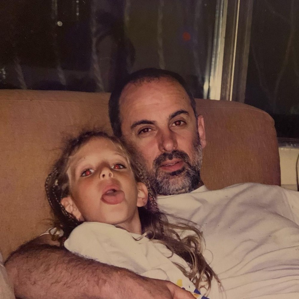 Su Burcu Yazgı Coşkun'dan nostaljik kare (Ünlülerin çocukluk ve gençlik halleri) - 316