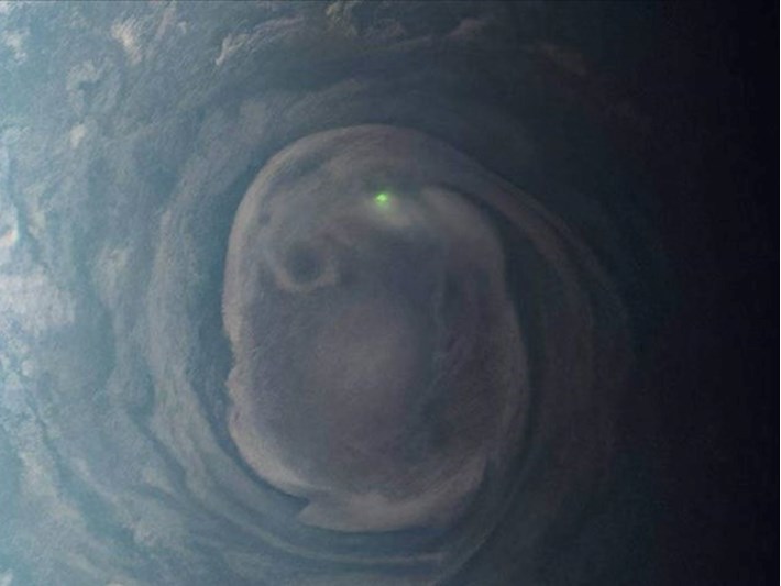 NASA'nn uzay arac, Jpiter'de "yeil parlak bir krenin" fotorafn ekti