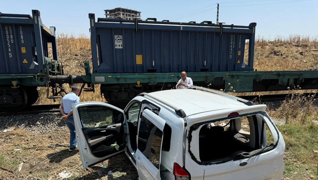 Diyarbakır'da hemzemin geçitten geçen hafif ticari araca yük treni çarptı: 2 yaralı