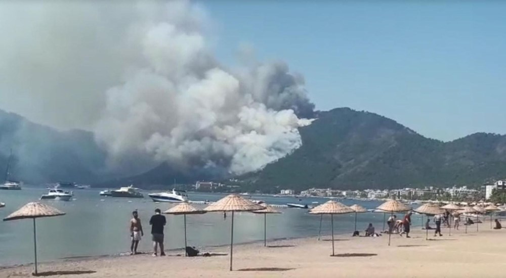 Marmaris'te orman yangını: Plajdakiler korkuyla izledi - 4