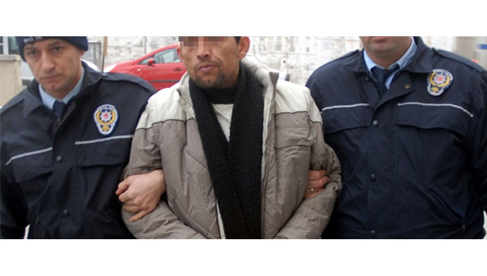 Cezaevinden firar edip eşini bıçakladı