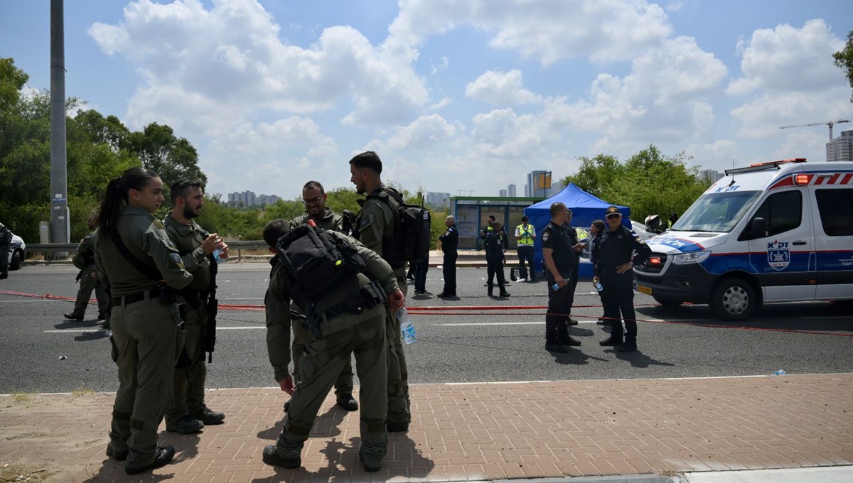 İsrail'de otobüs durağına saldırı: 3 kişi yaralandı İsrail'de otobüs durağına saldırı: 3 kişi yaralandı