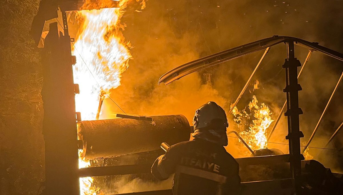 Tır yangını ağaçlara sıçradı