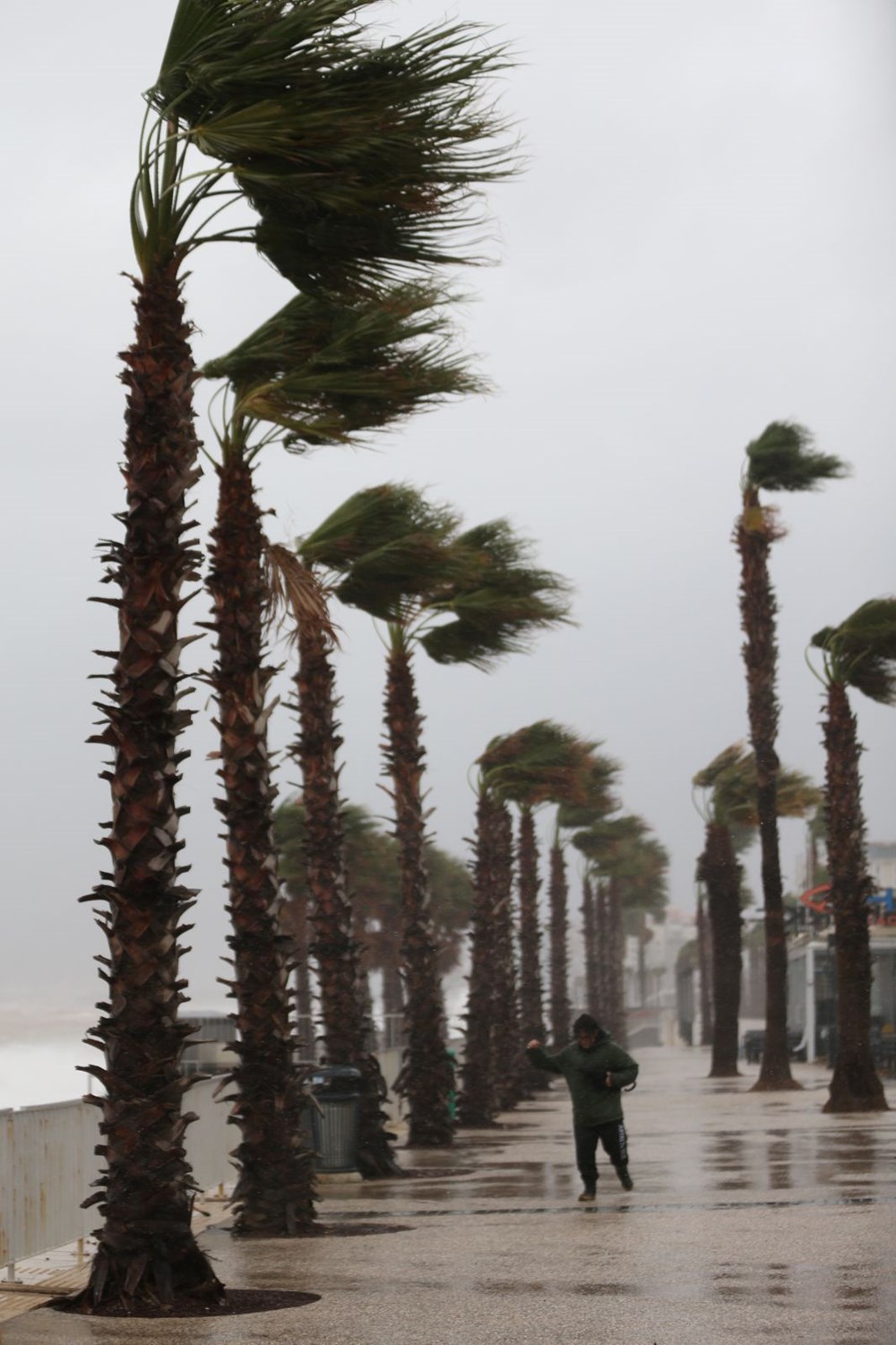 Kırmızı kodla aşırı yağış uyarısı yapılan Antalya'da sağanak etkili oluyor - 2