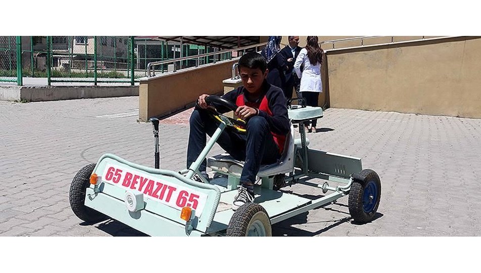 Atık malzemelerden 'go kart' aracı yaptı