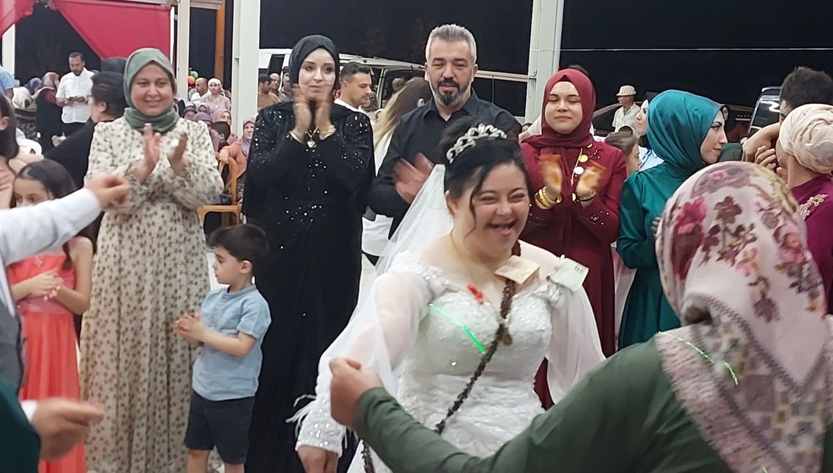 Denizli'de down sendromlu Esra'nın düğün hayali gerçek oldu Denizli'de down sendromlu Esra'nın düğün hayali gerçek oldu