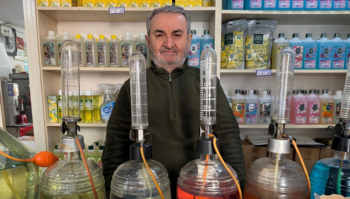 55 yıl önce babasının açtığı dükkanda kolonya üretimine devam ediyor