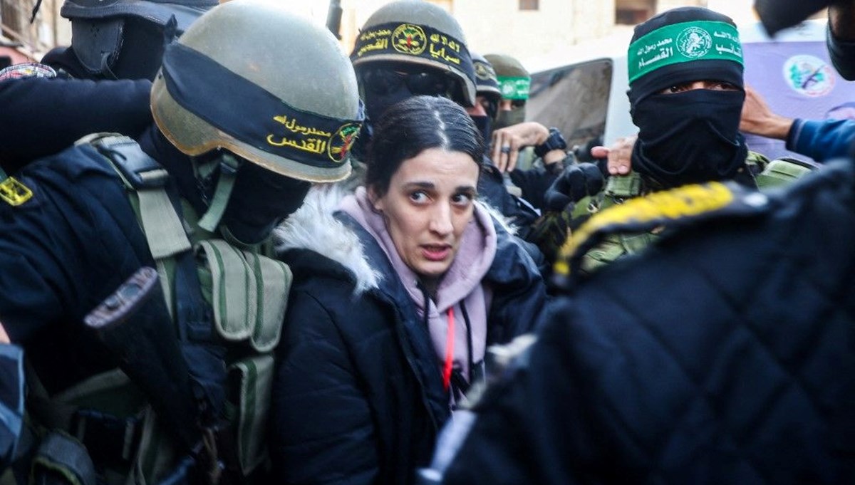 Gazze'de tarihi anlar: Hamas lideri Sinvar'ın evinin önünde esir takası Gazze'de tarihi anlar: Hamas lideri Sinvar'ın evinin önünde esir takası