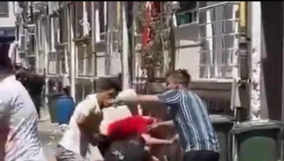 Bursa'da ilginç düğün geleneği! Damadın üzerine gıda boyası, un ve sirke döküp, yumurta attı Bursa'da ilginç düğün geleneği! Damadın üzerine gıda boyası, un ve sirke döküp, yumurta attı