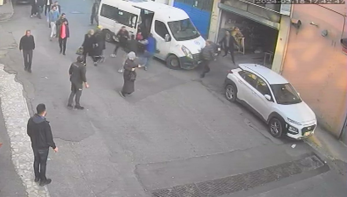 Kağıthane'de servis şoförüne levyeli saldırı Kağıthane'de servis şoförüne levyeli saldırı