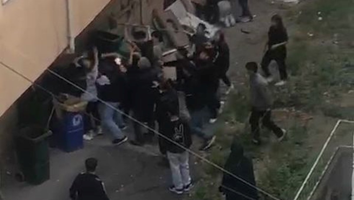 İki grup sokak ortasında birbirine girdi: Tekme ve yumruklar havada uçuştu İki grup sokak ortasında birbirine girdi: Tekme ve yumruklar havada uçuştu