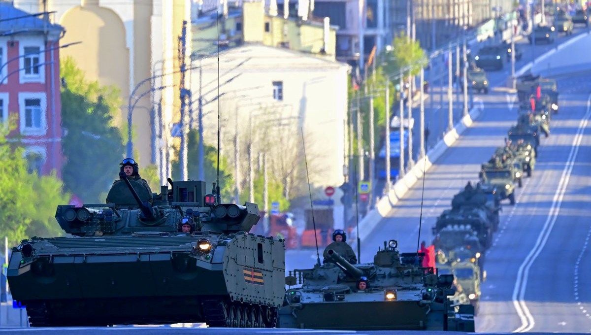 Tanklar Moskova sokaklarında