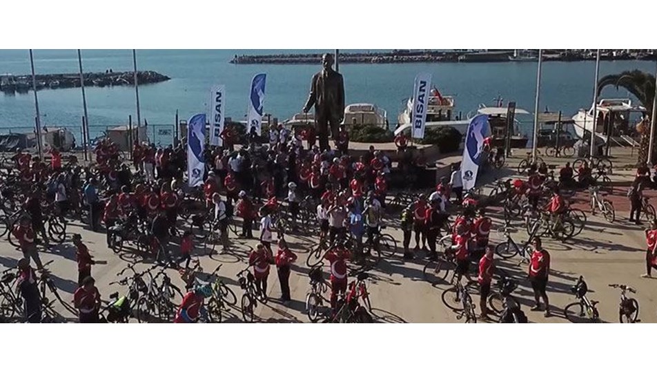 İzmirliler Bisan eşliğinde bisikletleriyle cumhuriyet turu attı
