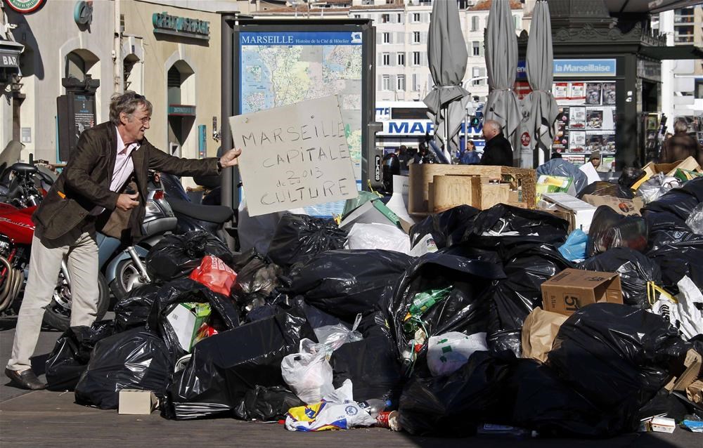 Берг мусорщики 2. Во Франции бастуют мусорщики. Центр Франции в мусоре. Забастовка мусорщиков в Марселе.