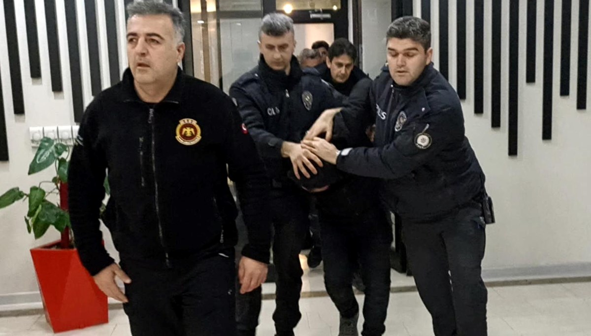 Bolu'da bıçakla belediye binasına giden kişi taşkınlık yaptı Bolu'da bıçakla belediye binasına giden kişi taşkınlık yaptı