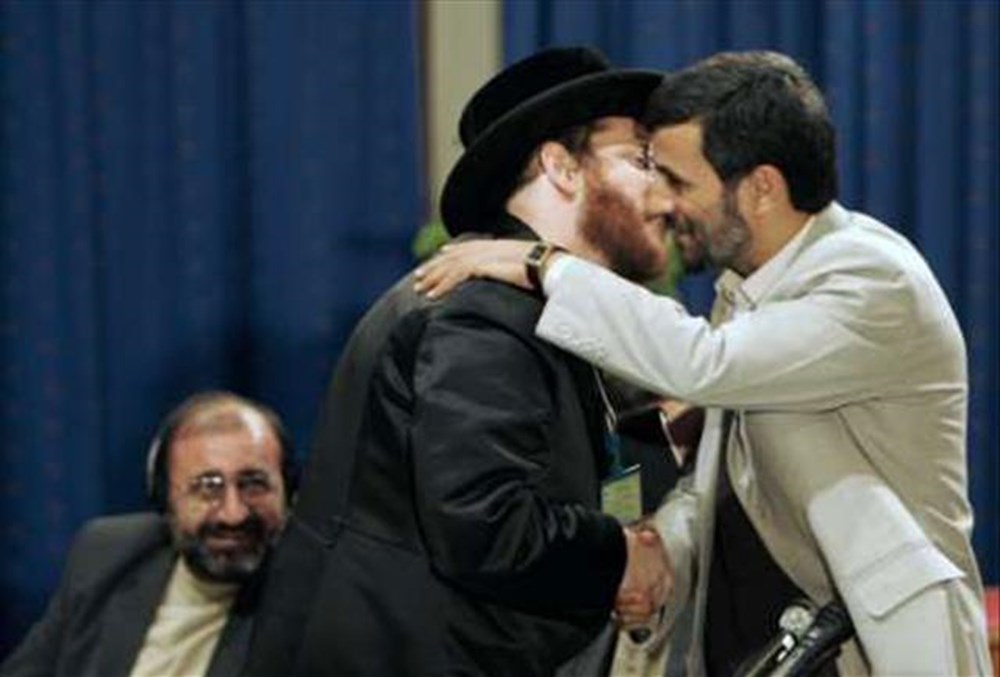Еврейское приветствие. Ахмадинежад поцелуй. Приветствие евреев.