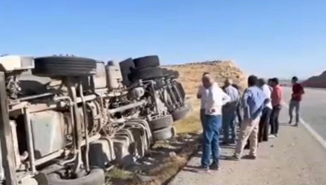 Devrilen kamyonun sürücüsü hafif yaralandı