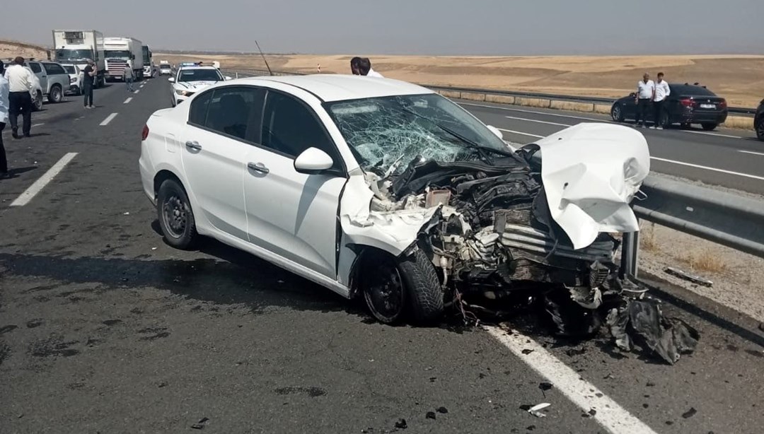 Ağrı’da otomobil traktöre çarptı: 2 yaralı