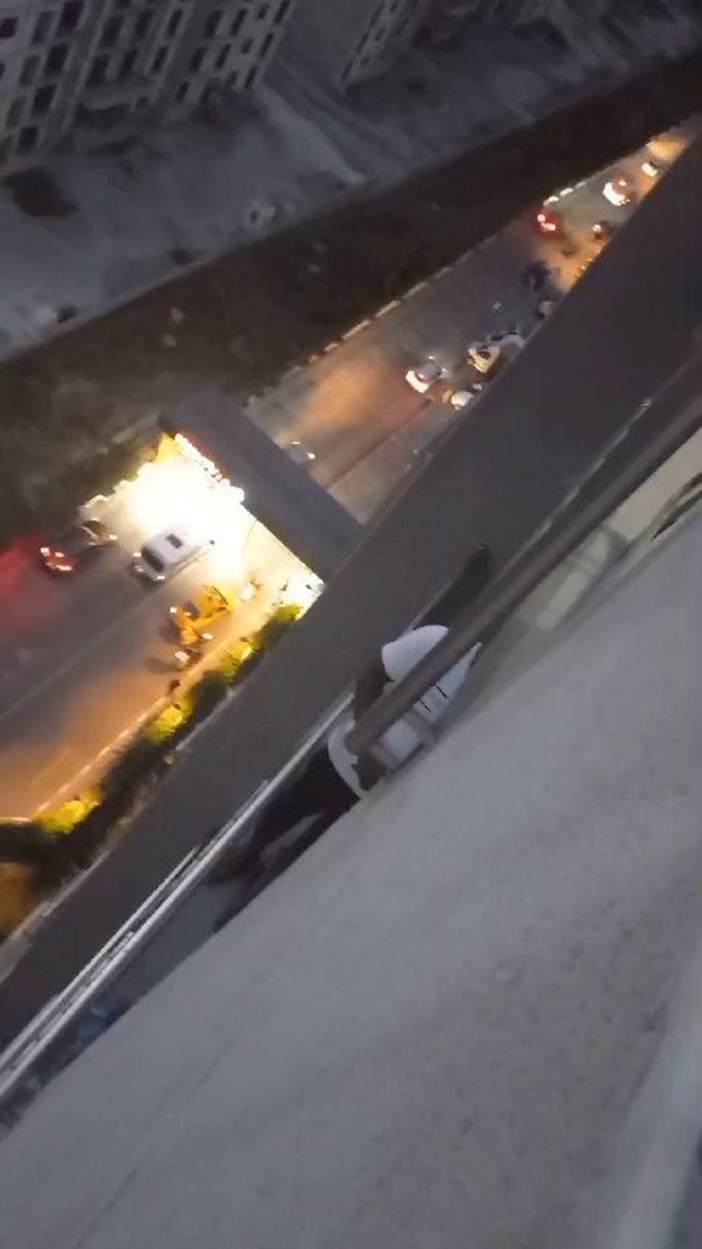 Polisten kaçarken ölümle dans: 25 katlı rezidansta balkondan balkona atladı - 6