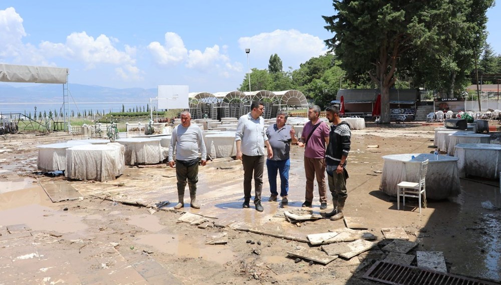 Masaların üzerine çıkarak kurtuldular - 13