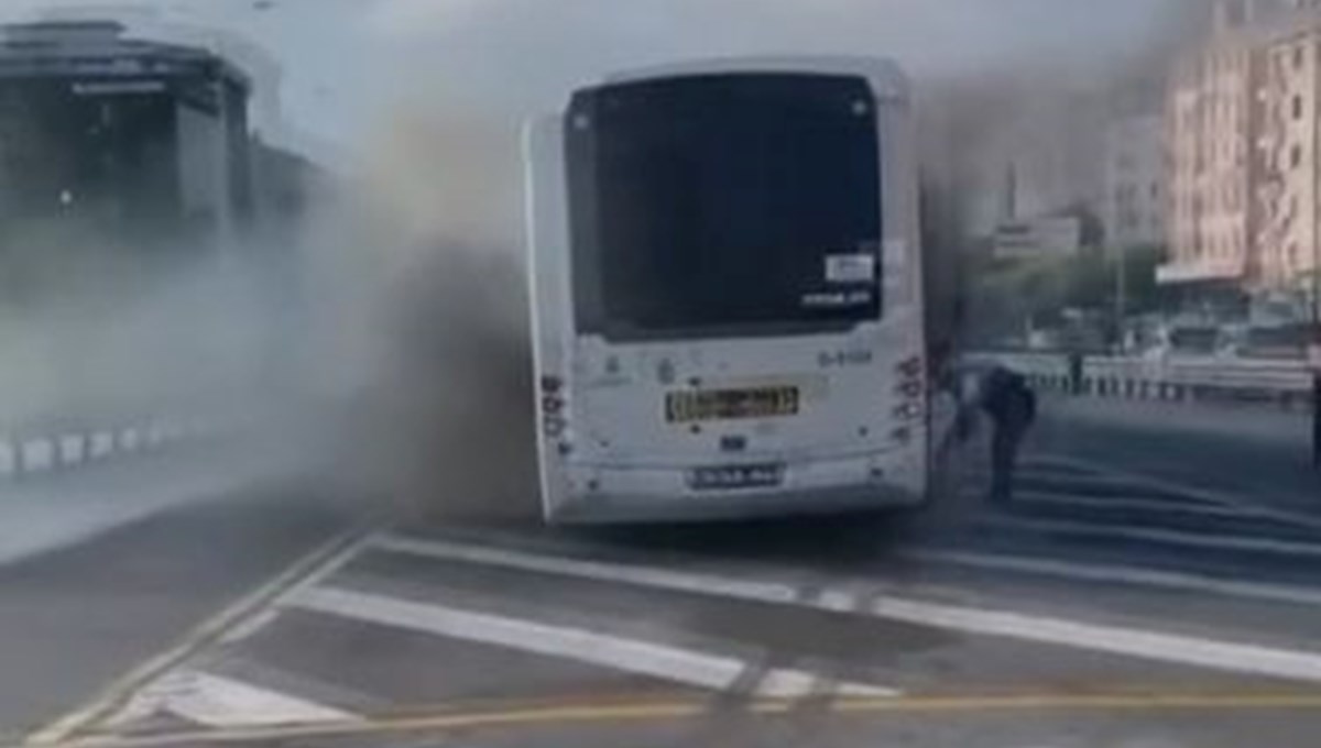 Metrobüste yangın paniği: Seferler bir süre aksadı