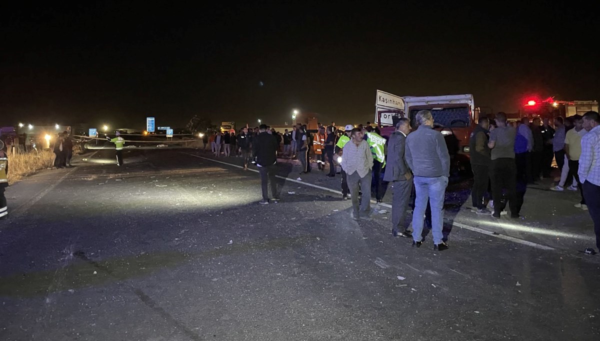 İki kamyon ve bir otomobilin karıştığı kazada 2 kişi öldü, 8 kişi yaralandı İki kamyon ve bir otomobilin karıştığı kazada 2 kişi öldü, 8 kişi yaralandı
