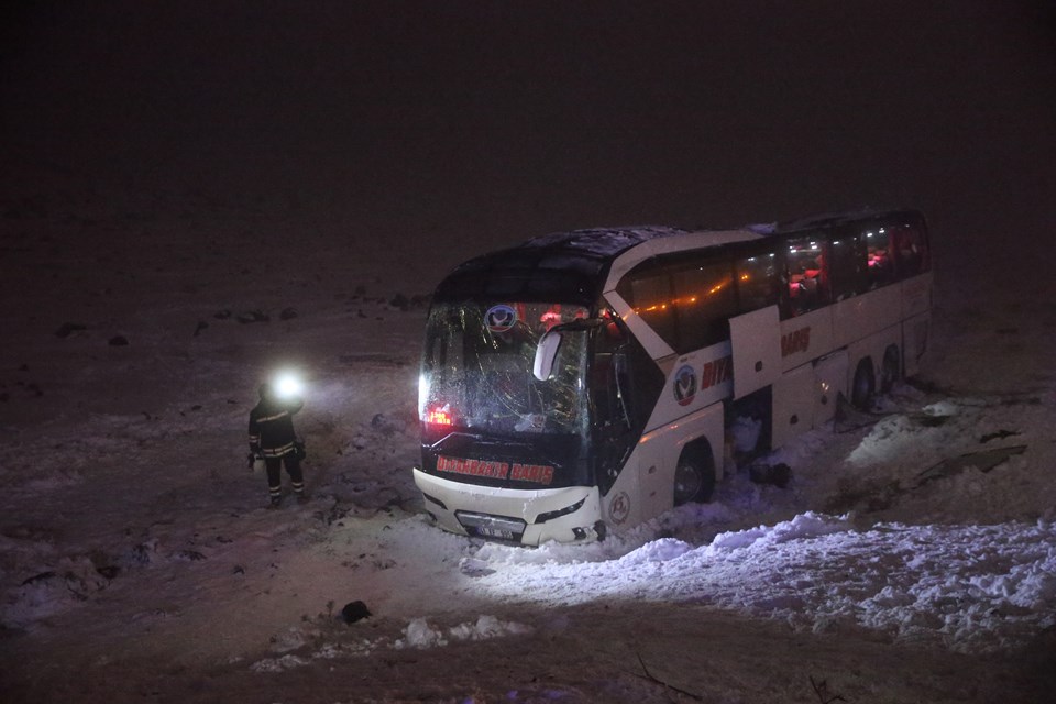 Diyarbakır'da yolcu otobüsü şarampole düştü: 4'ü ağır 30 yaralı - 1