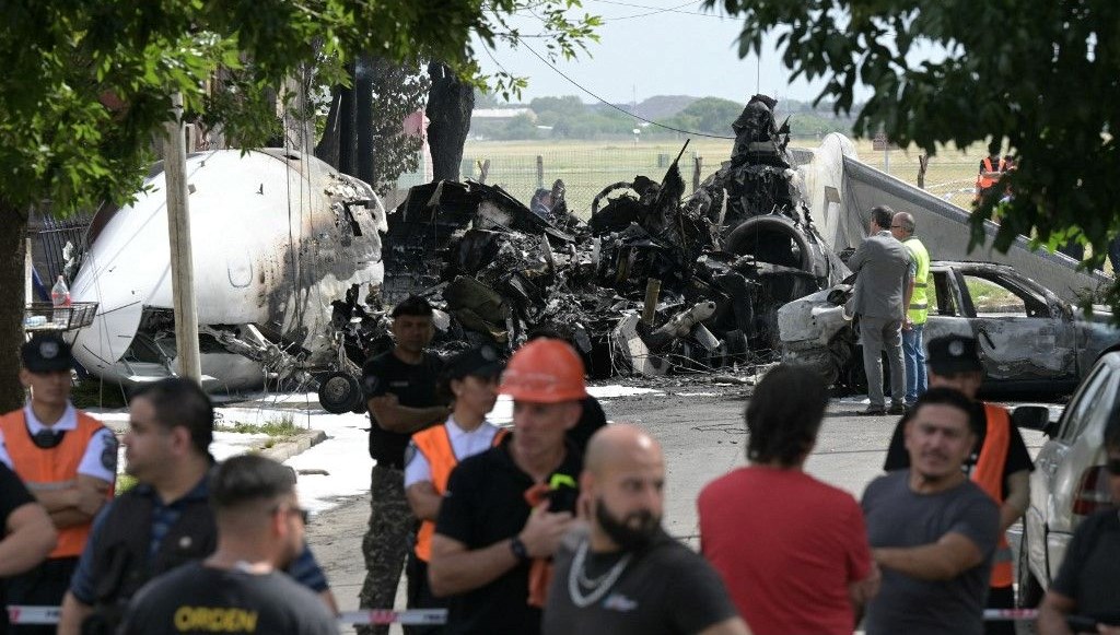 Arjantin'de iniş sırasında pistten çıkan özel jet yerleşim yerine daldı: İki ölü, bir yaralı