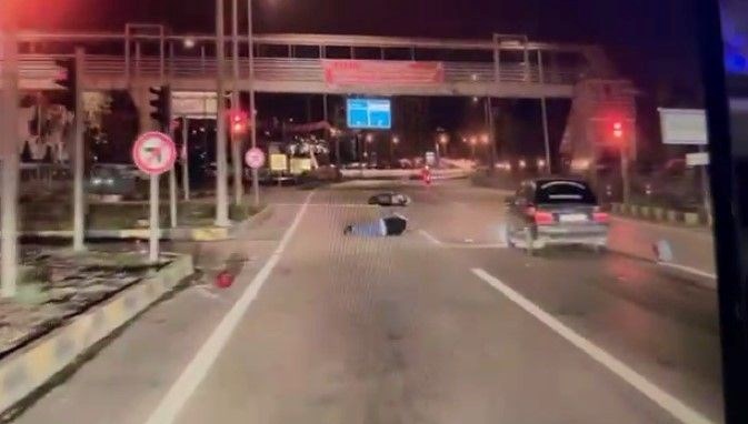 Otomobil, kırmızı ışıkta duran motosiklete çarptı; kaza kamerada
