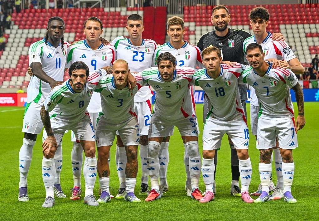 İtalya Milli Takımı, İsrail maçı öncesi fotoğraf çektirdi.
