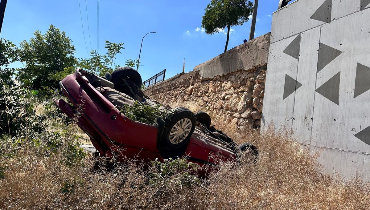 Kontrolden çıkan otomobil şarampole uçtu: 1'i ağır 3 yaralı