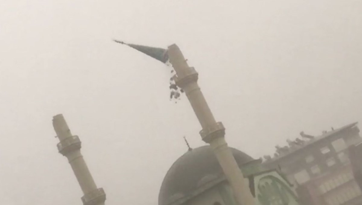 Aydın'da fırtına minareyi yıktı