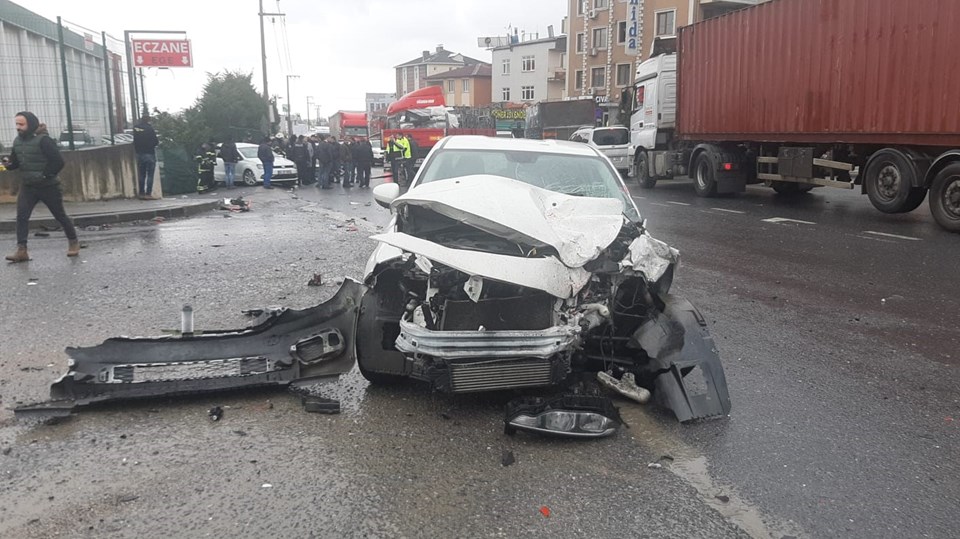 Kocaeli'de TIR, 5 otomobile çarptı: 1 ölü, 5 yaralı - 1