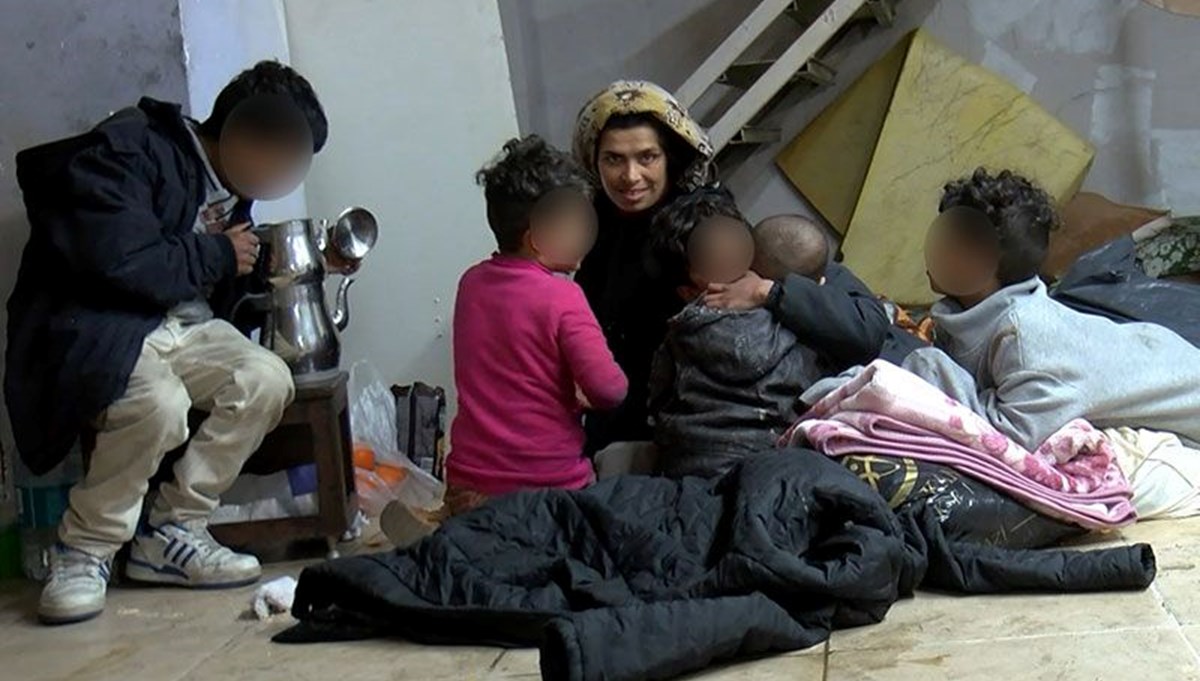 İkiz bebeklerine hamile kadın 5 çocuğuyla sokağa atıldı İkiz bebeklerine hamile kadın 5 çocuğuyla sokağa atıldı
