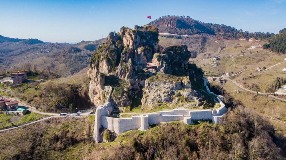 Ünye Kalesi’nin dehlizlerinde sikke, çömlek ve gülleler bulundu - 7