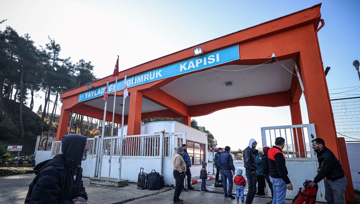Suriyelilerin ülkelerine dönüşü için yeni adım: Arabalar ve ziynet eşyalarının sınırdan geçişine kolaylık Suriyelilerin ülkelerine dönüşü için yeni adım: Arabalar ve ziynet eşyalarının sınırdan geçişine kolaylık
