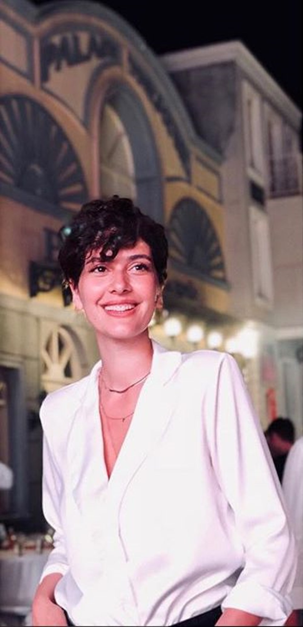 Demet Özdemir'den Şaşırtan Stil Değişikliği: Tek Gecelik İmaj Macerası! 251