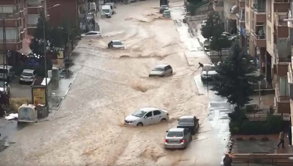 Ankara'da sel: Caddeleri su bastı, araçlar sürüklendi