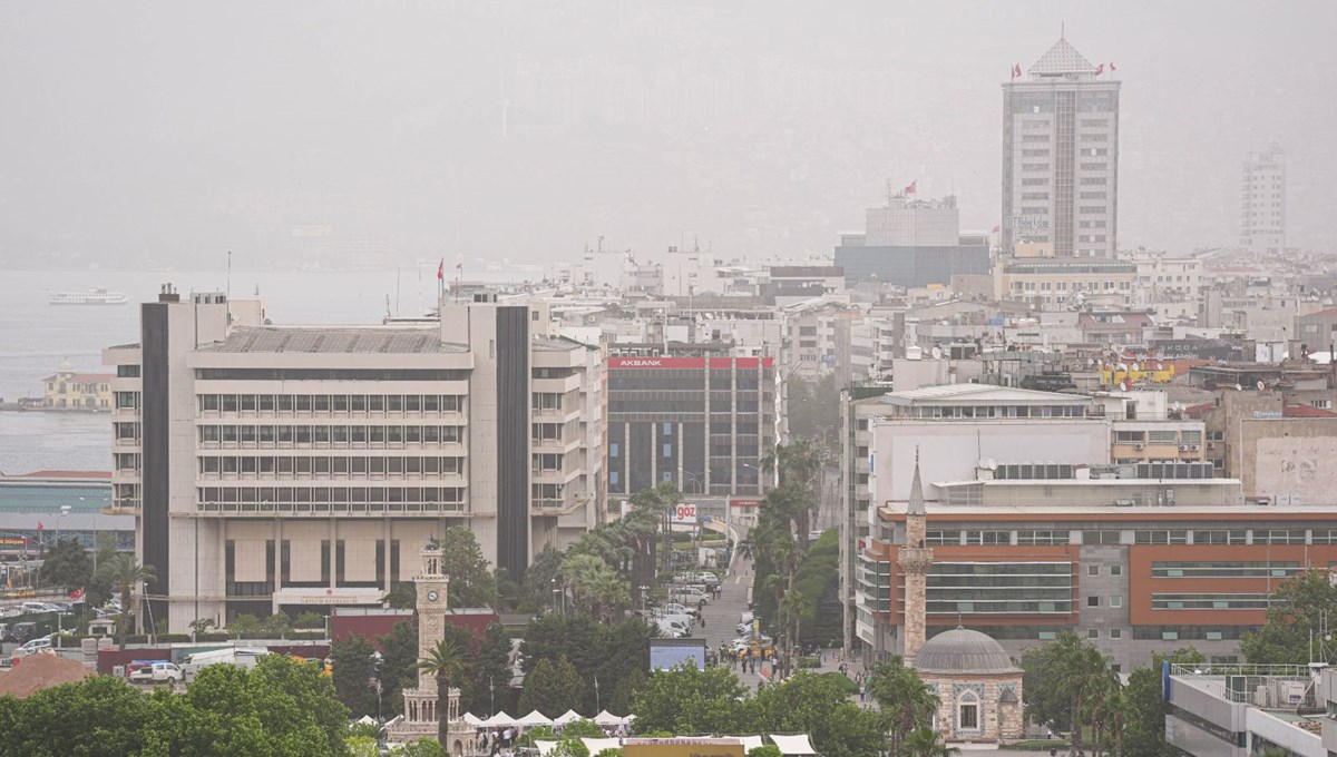 Çöl tozu etkisi sürüyor: İzmir’de bugün de göz gözü görmüyor (İstanbul Üsküdar’da hassas değerlere ulaşıldı)