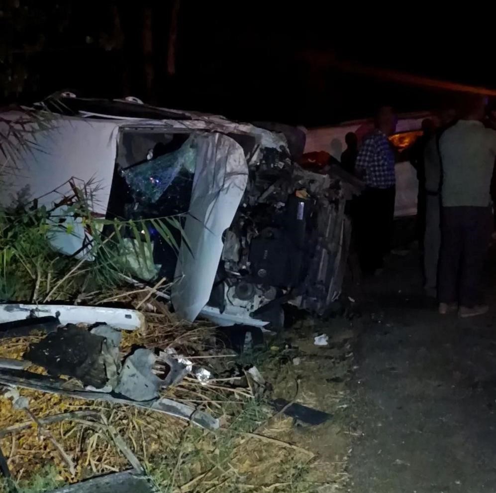 Kazaya karışan araçlardan birinin hurda yığınına döndüğü görüldü.