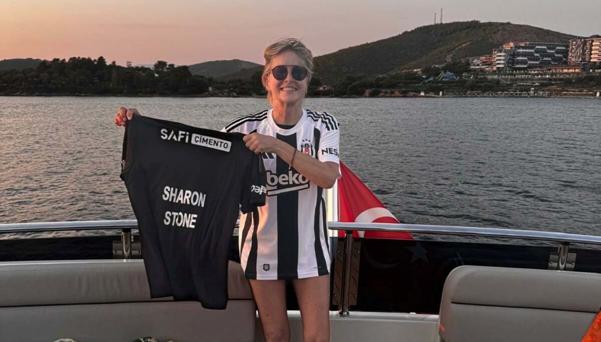 Sharon Stone'a, Bodrum'da Beşiktaş forması hediye edildi Sharon Stone'a, Bodrum'da Beşiktaş forması hediye edildi
