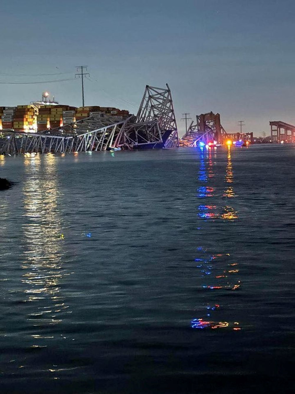 ABD'de kargo gemisi köprüyü yıktı: Araçlar suya düştü - 7